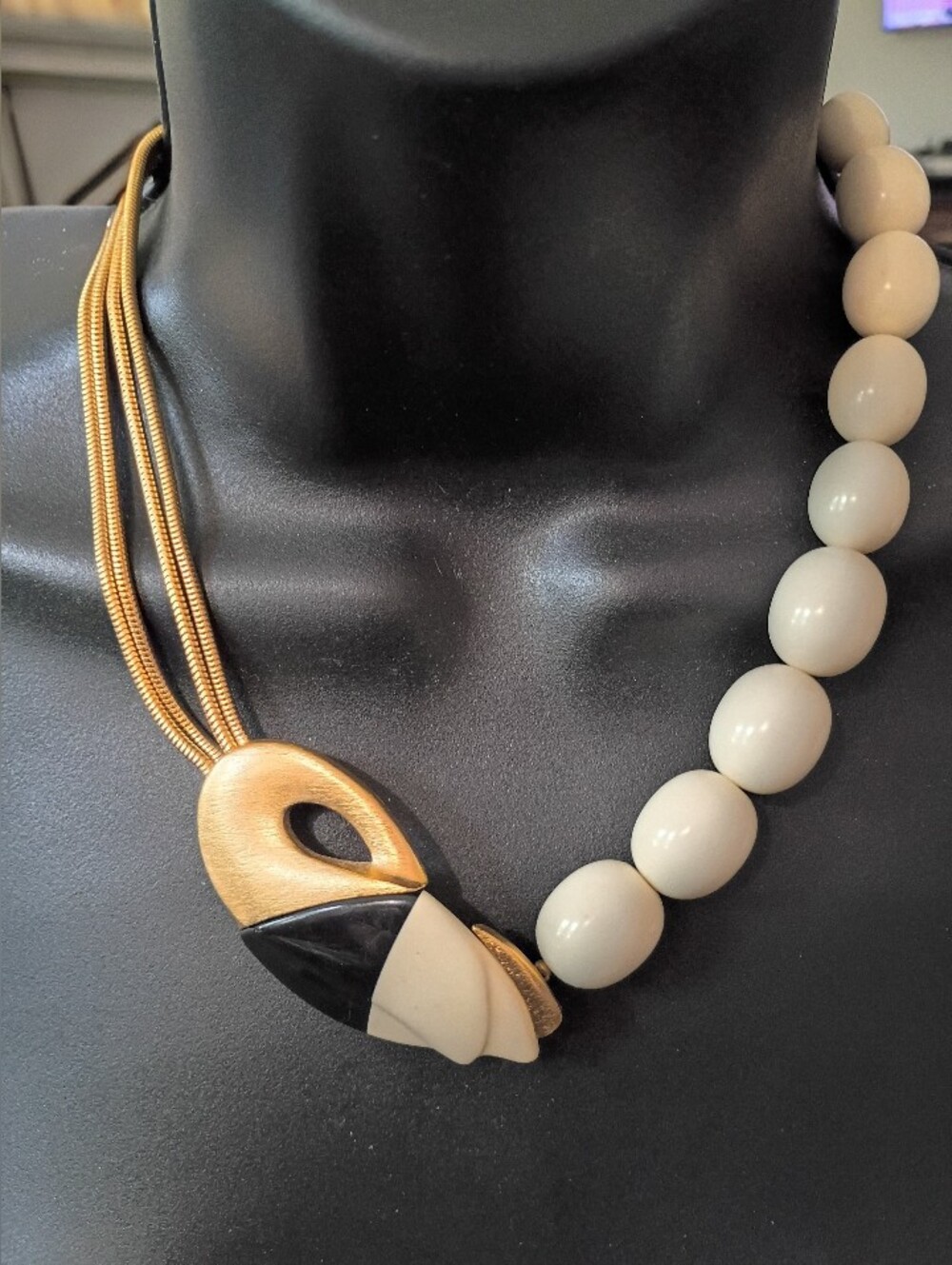 Don't Miss - Vintage Trifari necklace